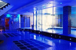 Un sauna, una bañera de hidromasaje, baño turco