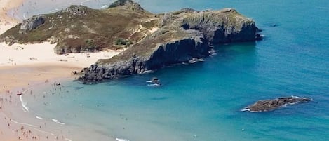 Ubicación a pie de playa y arena blanca