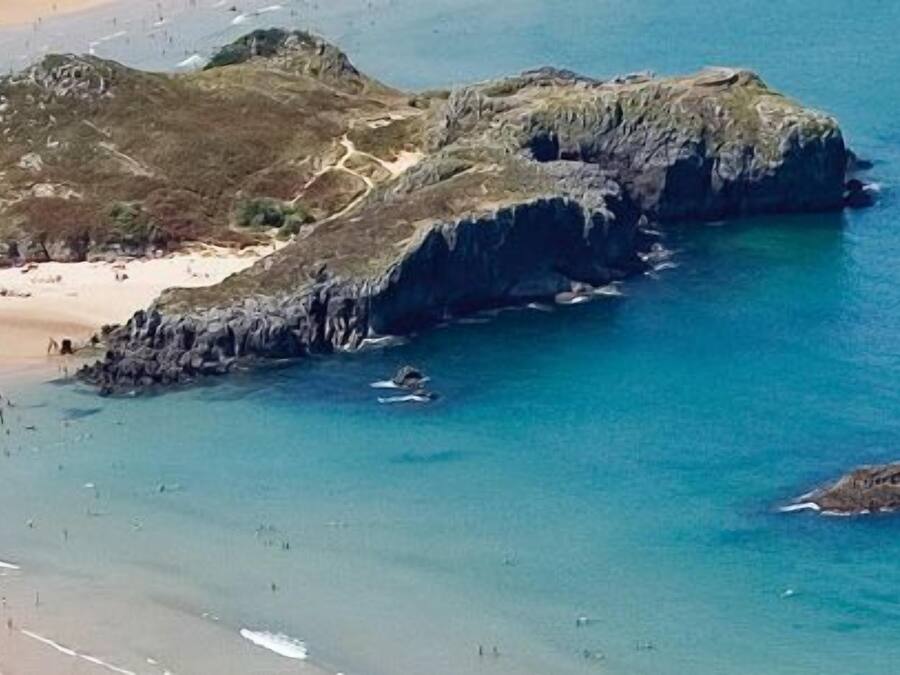 Ubicación a pie de playa y arena blanca