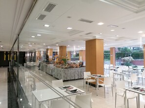 Petit déjeuner buffet (15 EUR par personne)