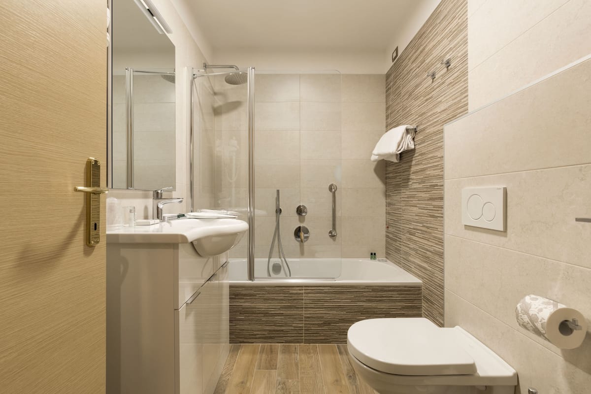 double or twin room | bathroom | combined shower/bathtub, free toiletries, hair dryer, slippers