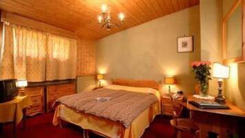 Lençóis italianos Frette, cofres nos quartos, escrivaninha