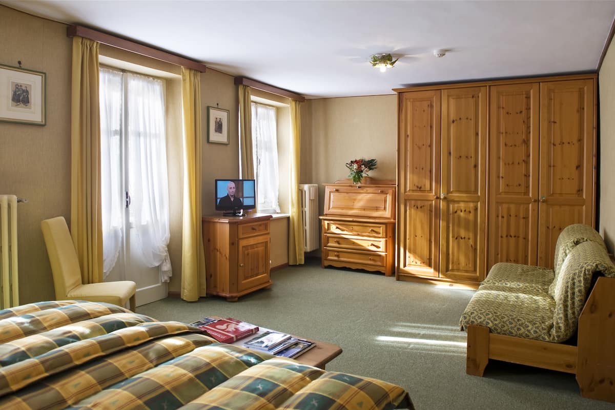 triple room | frette italian sheets, in-room safe, desk, blackout curtains