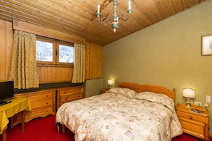 Double or Twin Room | Frette Italian sheets, in-room safe, desk, blackout drapes