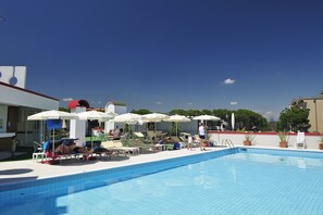 Outdoor pool, pool umbrellas, pool loungers - Hotel Jasminum (San Michele al Tagliamento)