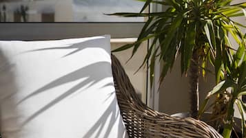 Habitación Deluxe, 1 habitación, Terraza, vista al mar | Decoración personalizada, muebles diferentes y escritorio