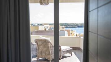 Quarto luxo, 1 quarto, terraço, vista para o mar | Individualmente decorados, individualmente mobiliados, escrivaninha