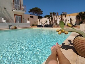 Outdoor pool, pool umbrellas, pool loungers - Hotel Sole (Lampedusa)