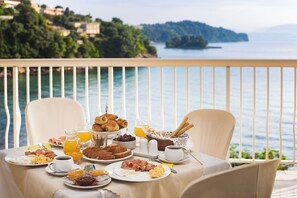Free daily buffet breakfast - Oasis Hotel (Corfu)