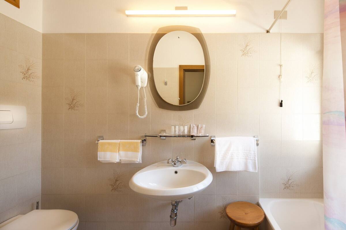 standard triple room | bathroom | free toiletries, hair dryer, bidet, towels