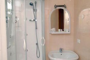 A bathroom with a glass shower enclosure, a sink, and a mirror. - Rosa dei Venti (Lignano Sabbiadoro)