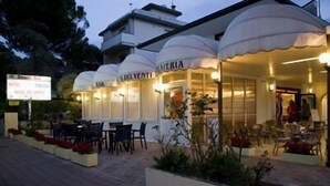 朝食、ランチ、ディナーに営業