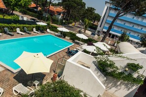 Seasonal outdoor pool, pool umbrellas, sun loungers - Rosa dei Venti (Lignano Sabbiadoro)