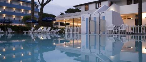 季節限定屋外プール、プール パラソル、サンラウンジャー