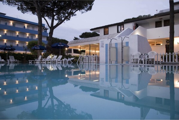 Piscine extérieure (ouverte en saison), parasols de plage
