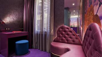 Habitación Deluxe doble | Zona de estar | Televisión LCD de 24 pulgadas con canales por satélite, una televisión