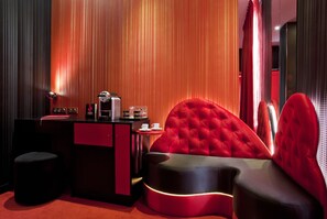 디럭스 더블룸 | 거실 공간 | 위성 채널 시청이 가능한 24인치 LCD TV, TV