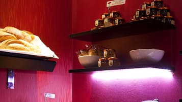 Tägliches Frühstücksbuffet (15 EUR pro Person)
