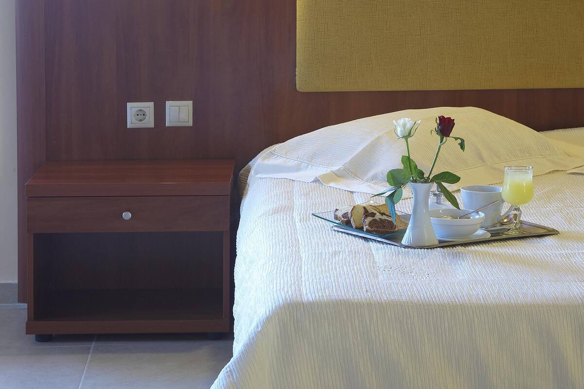 Cofres nos quartos, escrivaninha, Wi-Fi de cortesia, roupa de cama