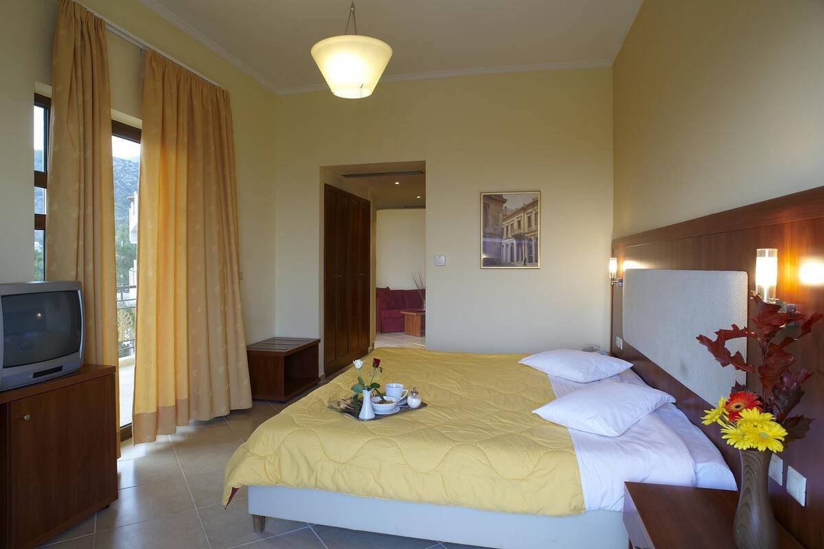Cofres nos quartos, escrivaninha, Wi-Fi de cortesia, roupa de cama