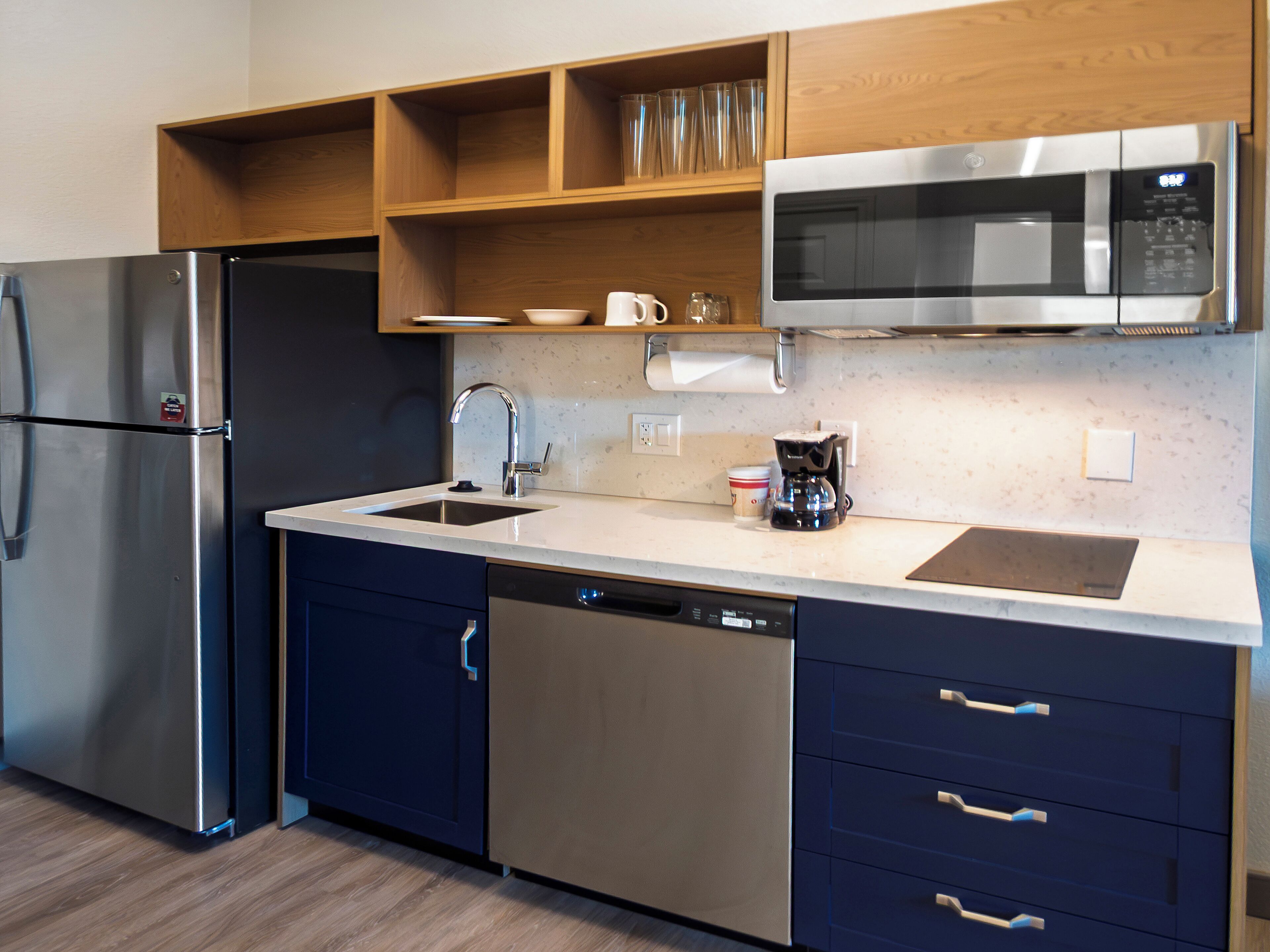 Fridge, microwave, stovetop, dishwasher