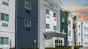 Un hotel con fachada moderna, amplias ventanas y una entrada destacada.