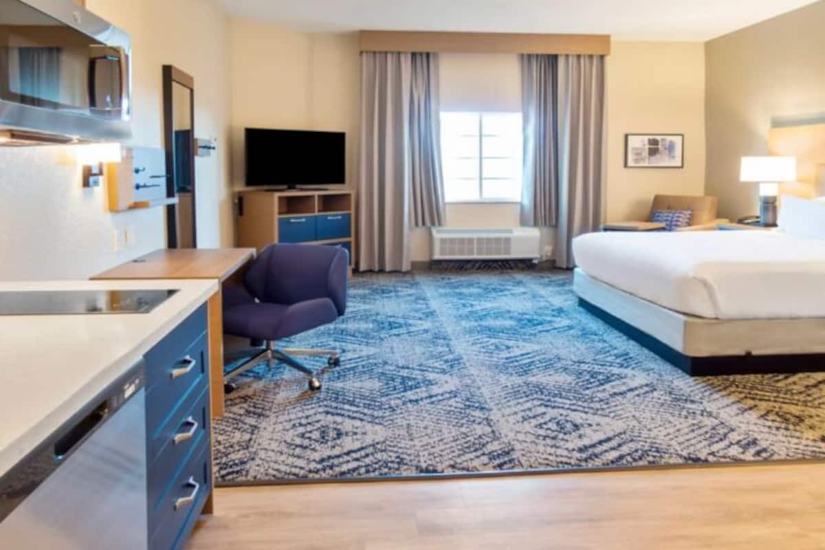 Safe på rommet, skrivebord og skrivebord for bærbar PC