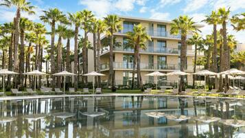 10 buitenzwembaden, ligstoelen bij het zwembad