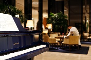 Piano bar