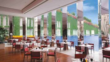 Petit déjeuner complet (2065 INR par personne)