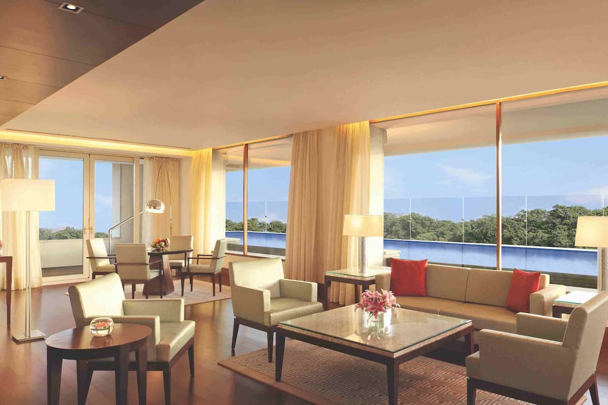 Suite Premier (Private Pool) | Área de sala de estar | Televisión LCD de 46 pulgadas con canales vía satélite y televisión
