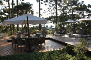 Alberca al aire libre, sombrillas en la alberca y camastros 