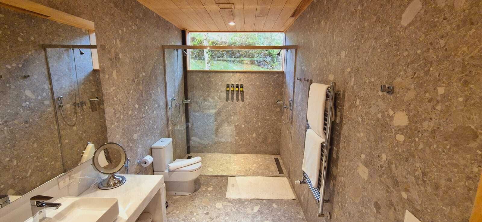 Un bany amb dutxa, vàter i rentapel.