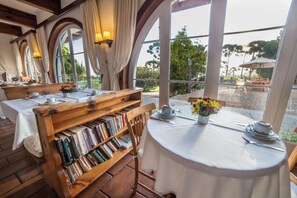 Frokost, lunsj og middag serveres, italienske retter, utsikt mot hagen 