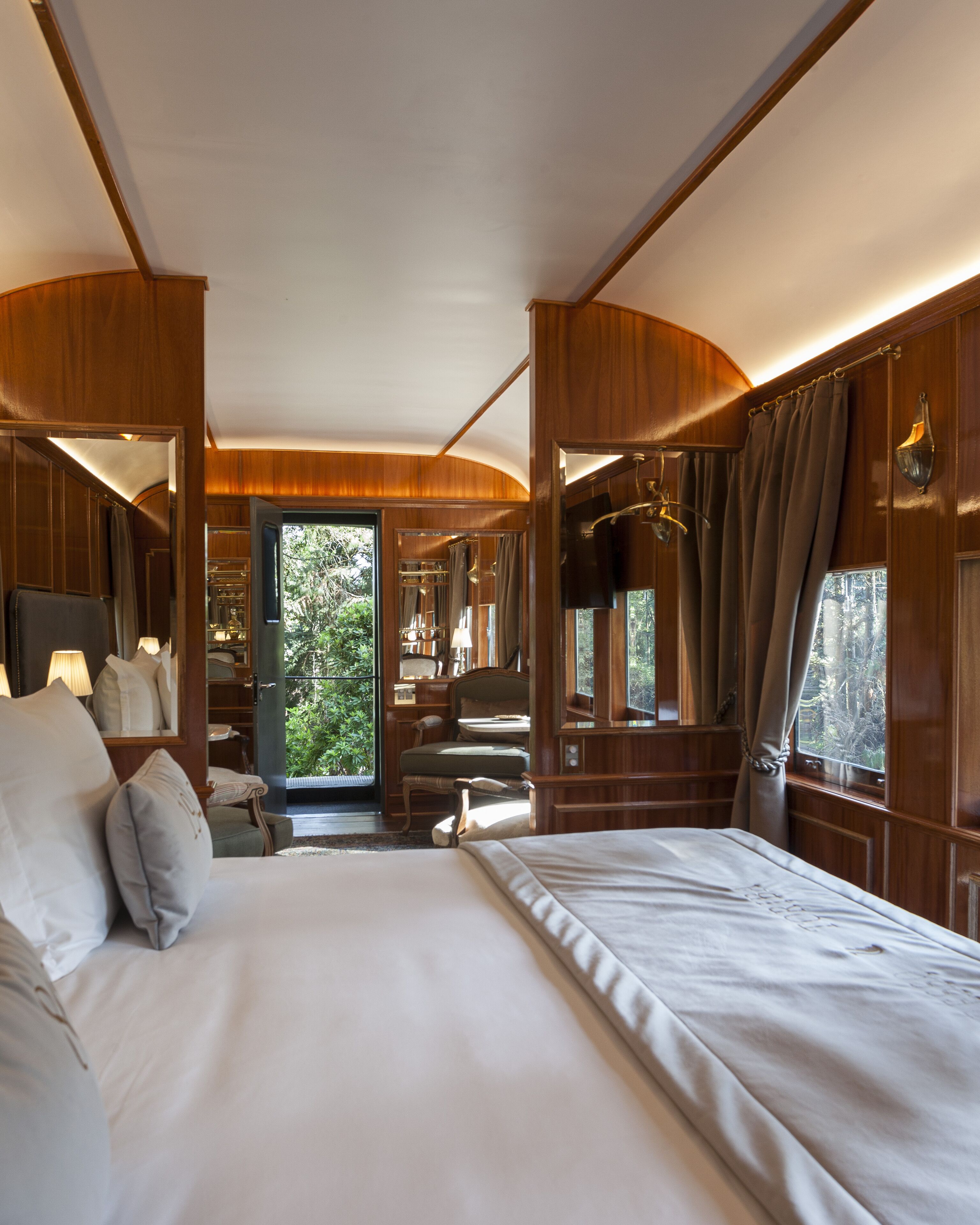 أغطية فراش متميزة وأسرّة بطبقة علوية مريحة وميني بار وخزنة داخل الغرفة