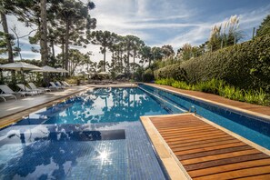 Utendørsbasseng, bassengparasoller og solsenger