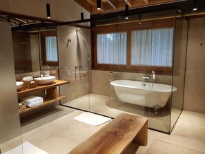 Castanheira Luxury Chalet | Bathroom | Free toiletries, hair dryer, bathrobes, slippers