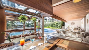 Quầy bar bên hồ bơi