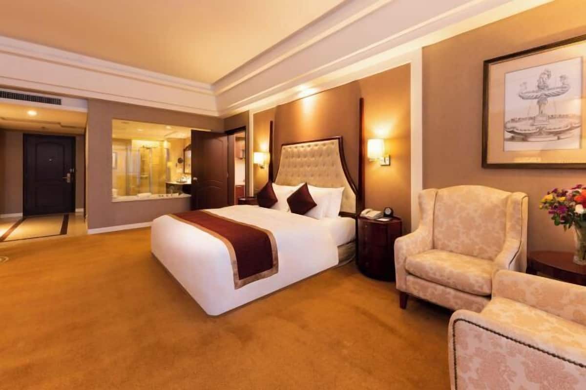 Premium bedding, pillow-top beds, minibar, in-room safe