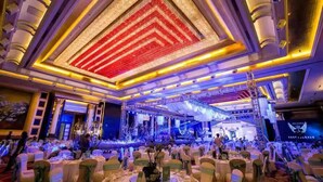 A banquet hall with round tables, chairs, and a stage for events. - Country Garden Phoenix Hotels Shenyang Yuhong (Shenyang)
