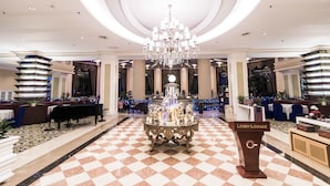 A lobby with a chandelier, a checkered floor, and a 'Lobby Lounge' sign. - Country Garden Phoenix Hotels Shenyang Yuhong (Shenyang)
