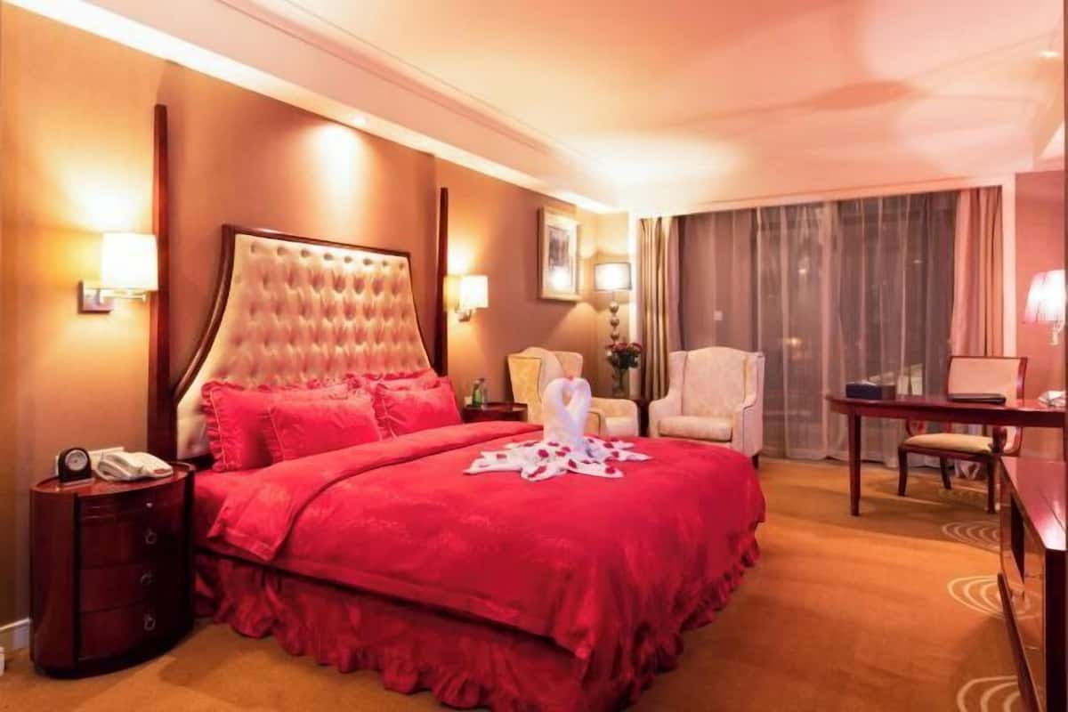 Premium bedding, pillow-top beds, minibar, in-room safe
