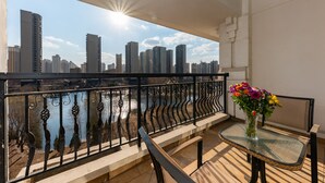 A balcony with a view of a city skyline and a body of water. - Country Garden Phoenix Hotels Shenyang Yuhong (Shenyang)
