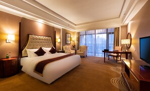 Deluxe Suites | Premium bedding, pillowtop beds, minibar, in-room safe
