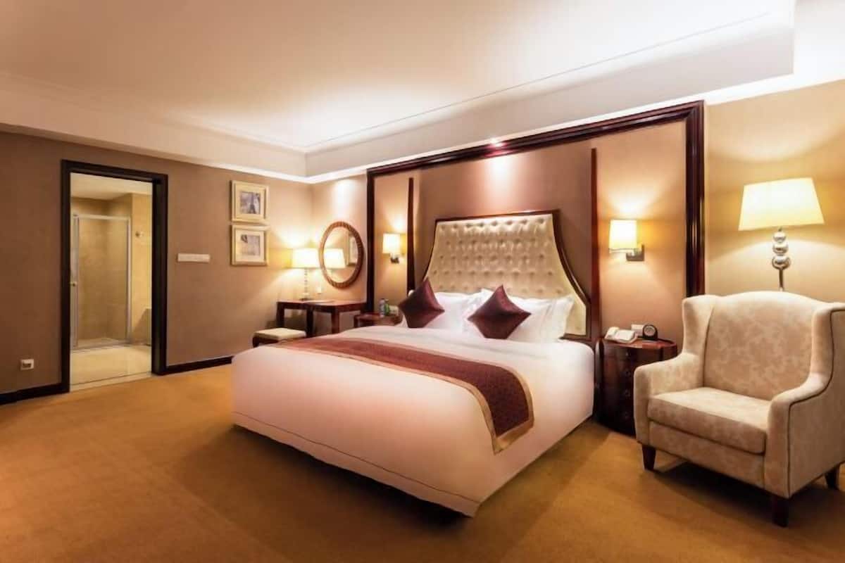 Premium bedding, pillow-top beds, minibar, in-room safe