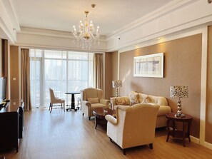 Apartamento superior | Ropa de cama de alta calidad, colchones con acolchado adicional, minibar