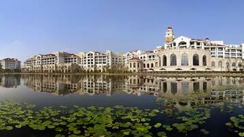 Vista frontal de la propiedad