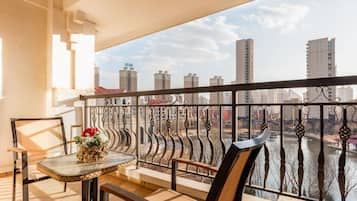 Deluxe King Bedroom | Premium bedding, pillowtop beds, minibar, in-room safe