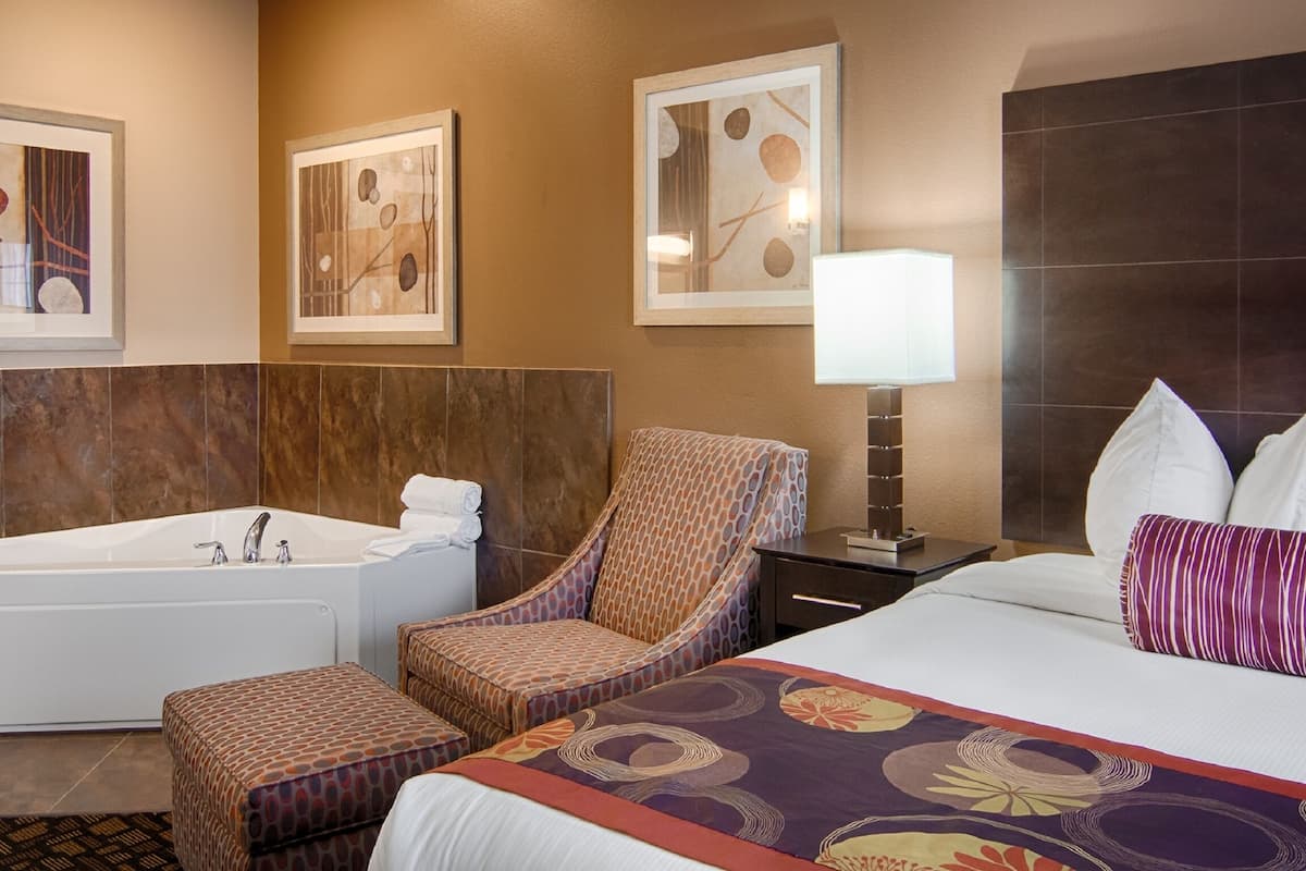 suite, 1 king bed, non smoking, jetted tub | desk, blackout curtains, iron/ironing board, rollaway beds