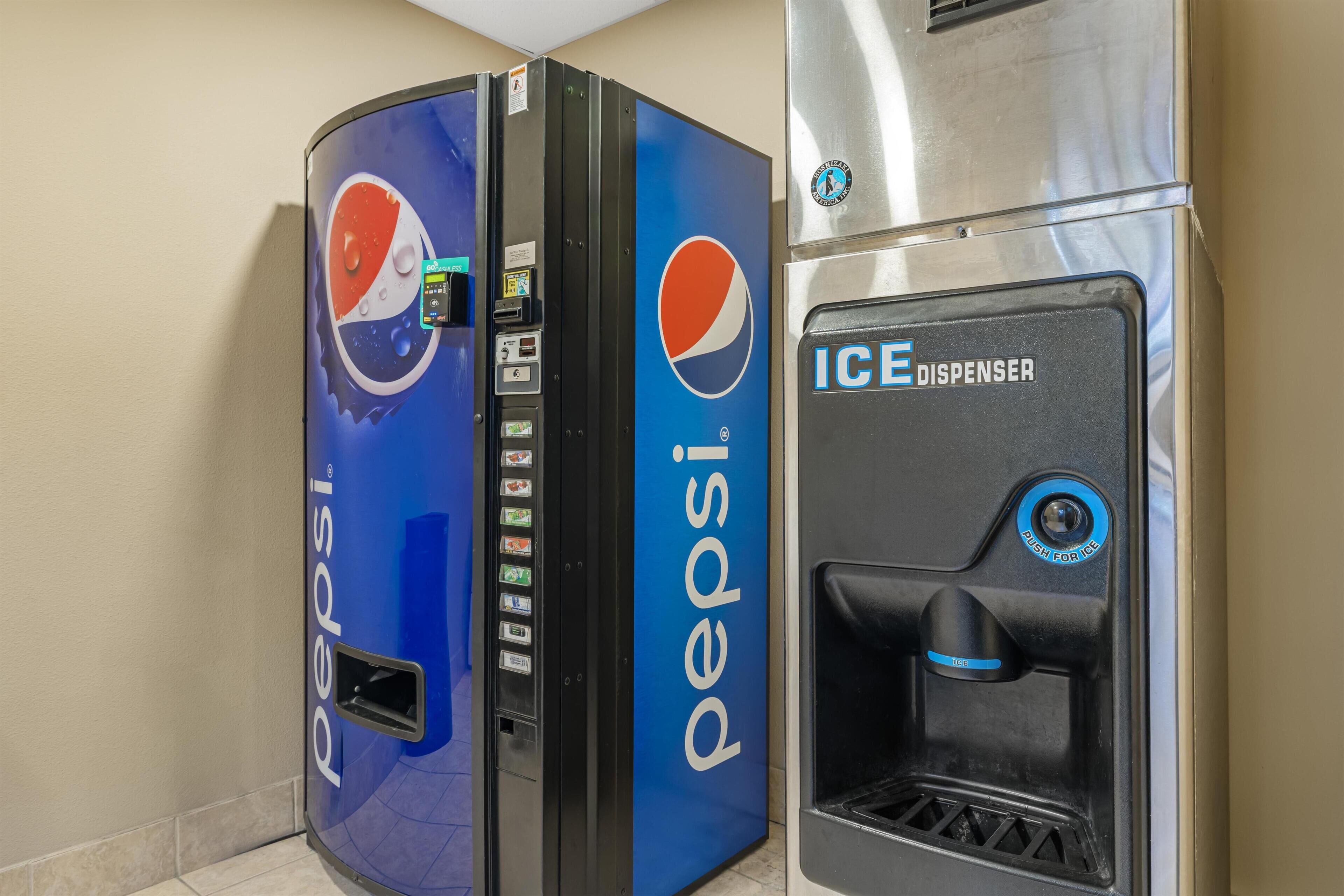 Egy Pepsi automatás árusító és egy jégkocka-adagoló.